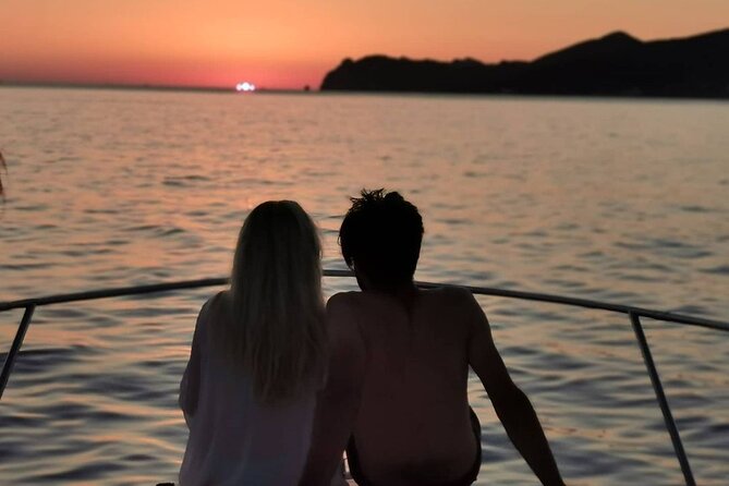 5 Hours Santorini Private Luxury Cruise with BBQ and Drinks - Caldera views from the water: photo time that feels easy