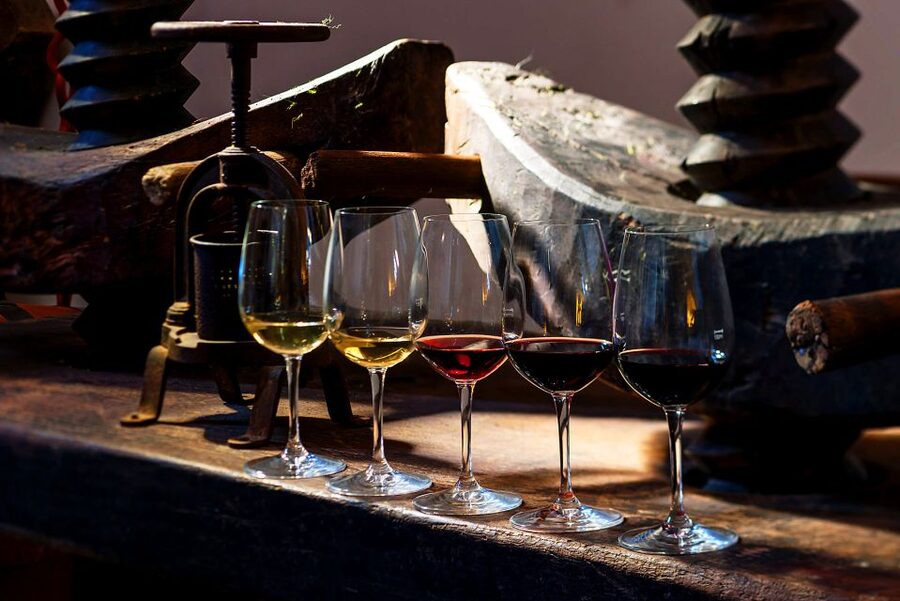 Discover Santorini: Prehistoric Akrotiri & Winery Tour - Luxury minibus transfers: why they matter on Santorini