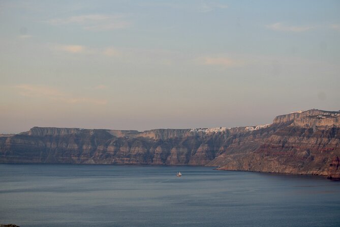 Discovering Santorini : A 3-Hour Private Highlights Tour - Stop 4: Oia’s alleys, blue-domed landmarks, and 90 minutes of freedom