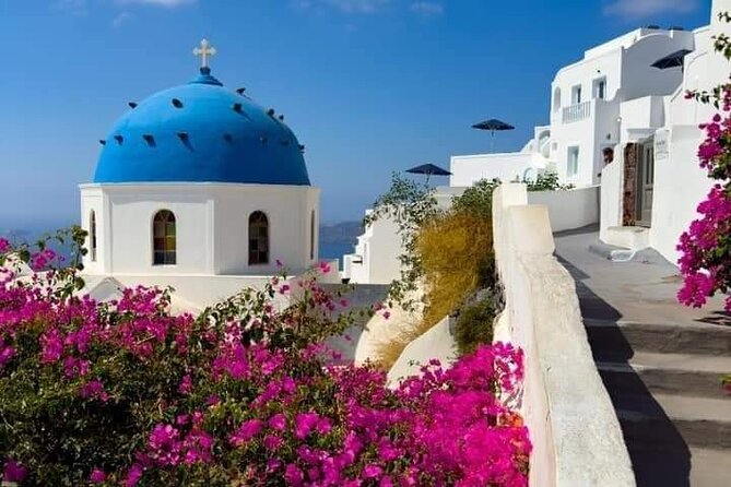 Explore Santorini in 3 hours With a Local Guide - Stop 3: Oia’s winding streets, galleries, and blue-domed charm