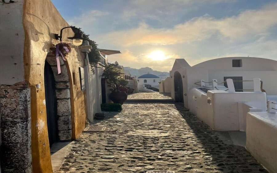 From Santorini: Guided Oia Morning Tour with Breakfast - Oia walking time: alleys, blue domes, and room to shoot without rushing