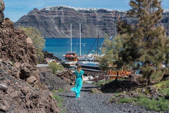 Full Day Boat Tour to Caldera Islands & Sunset in Oia by bus - Group size, boarding delays, and how to stay sane