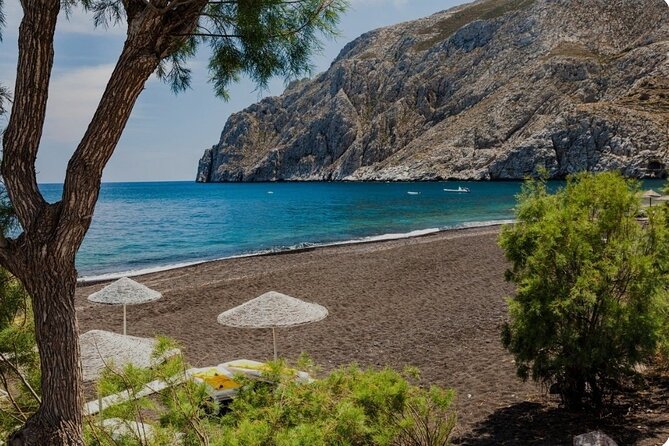 GreekAmerican guide Themistoklis to tour beautiful Santorini. - The caldera viewpoints: why every turn looks different