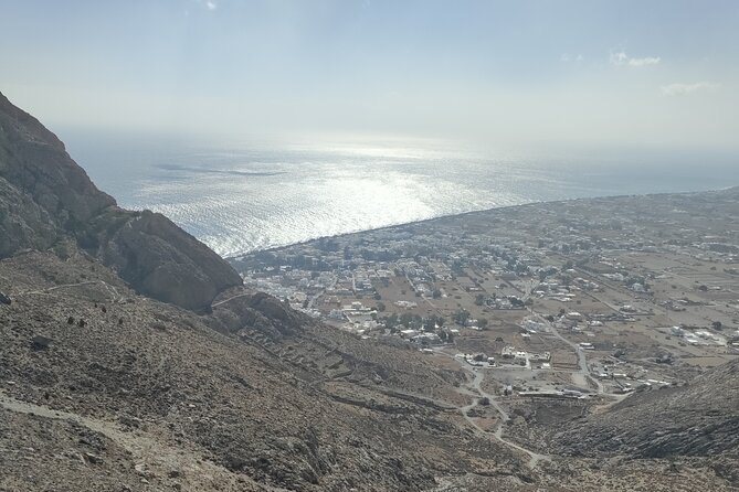 GreekAmerican guide Themistoklis to tour beautiful Santorini. - Lunch by the water: how to keep it tasty and efficient