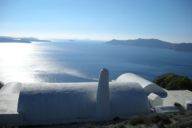 Hiking activity through the volcanic land of wonder - Why this Fira-to-Oia volcanic walk feels different