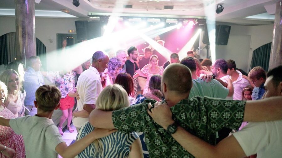 Kamari: Greek Show, Buffet Dinner, and Drinks at Dimitris - Key things to know before you go