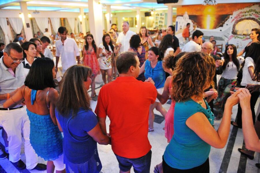 Kamari: Greek Show, Buffet Dinner, and Drinks at Dimitris - Seating at Dimitris: First-Come Rules and How Couples and Groups Sit