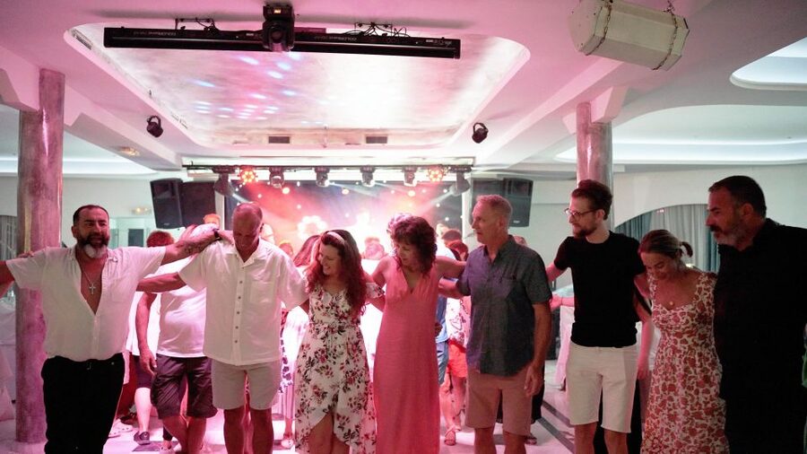 Kamari: Greek Show, Buffet Dinner, and Drinks at Dimitris - The Evening Schedule: When Buffet, Bar, and Show Happen