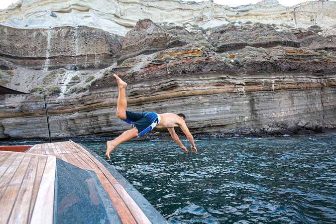 Luxury Private Power Catamaran Tour in Santorini - Stop 1: Amoudi Bay and the start of the caldera sailing