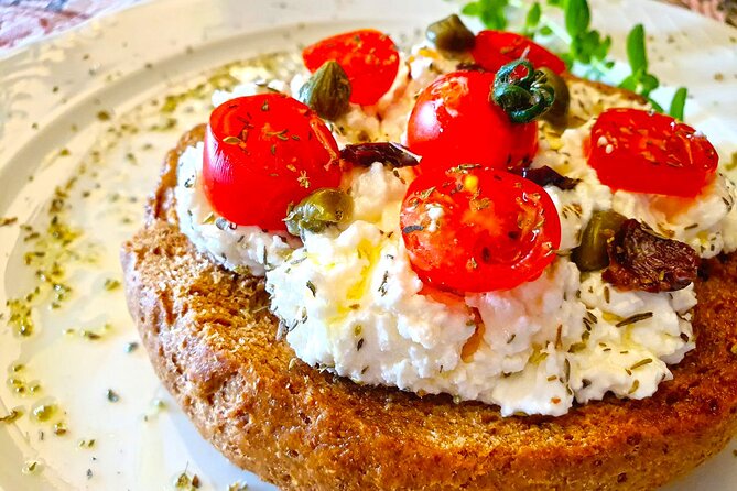 Miss Anna Santorini Cooking Class - Dinner at a 5:00 pm table in Monólithos