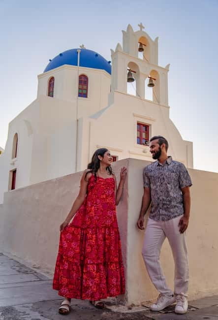 Oia: Couple Photoshoot Seprate Entrance to Blue Dome - Photographer and assistant: what the coaching looks like