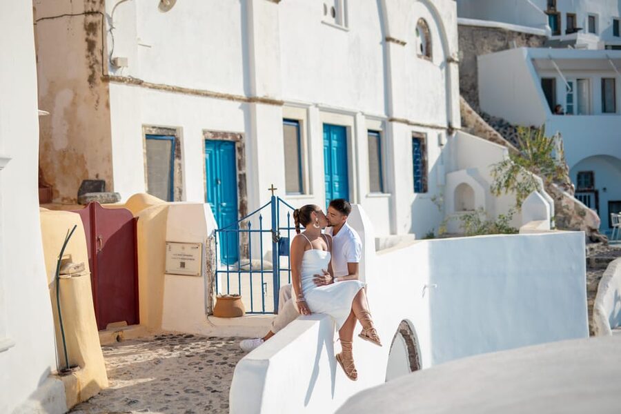 Oia: Couple photoshoot with 30 edited Photos - The value of 30–60 edited photos (and what you won’t get)