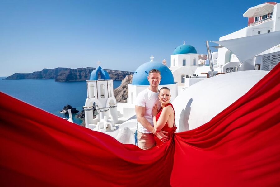 Oia: Santorini Photoshoot with Flying Dress Rental Option - Who this photoshoot is best for