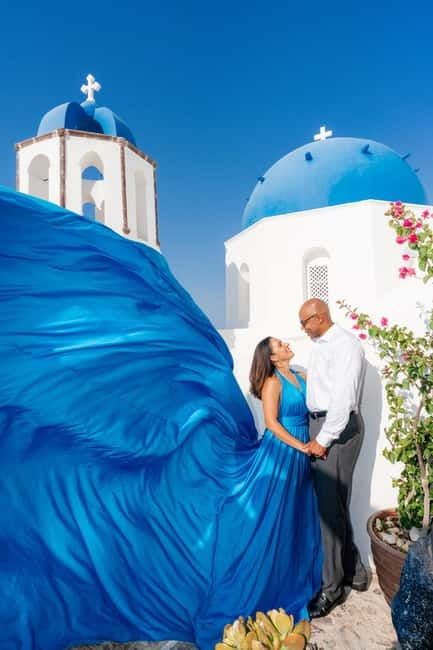 Oia: Santorini Photoshoot with Flying Dress Rental Option - How the photographer and assistant help (and why it matters)