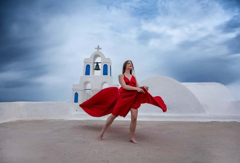 Oía: Santorini Professional Photoshoot with Edited Photos - Who This Oia Photoshoot Fits Best