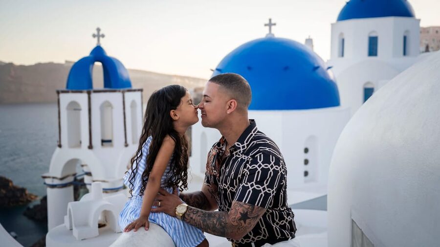 Oía: Santorini Professional Photoshoot with Edited Photos - Best Timing: Book 2–3 Hours Before Sunset for Your Sharper Images