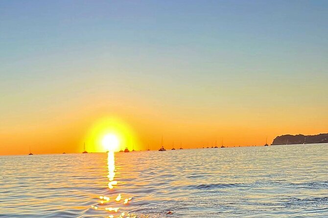Private 5h Cruise Catamaran Santorini BBQ ,drinks, transfer - Mesa Pigadia (Black Beach) + BBQ on Board: The Main Event