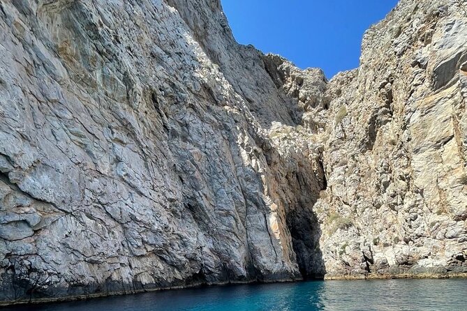 Private Caldera Cruise with Motor Yacht in Santorini - Food and drinks onboard: where this cruise earns its price