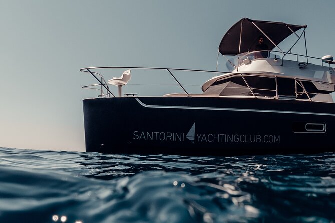 Private Caldera Cruise with Power Catamaran ENJOY incl. Meal & Drinks - Why a power catamaran cruise feels better than the big-boat version