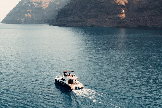 Private Caldera Cruise with Power Catamaran ENJOY incl. Meal & Drinks - What you’ll eat and drink onboard (and why it’s good value)