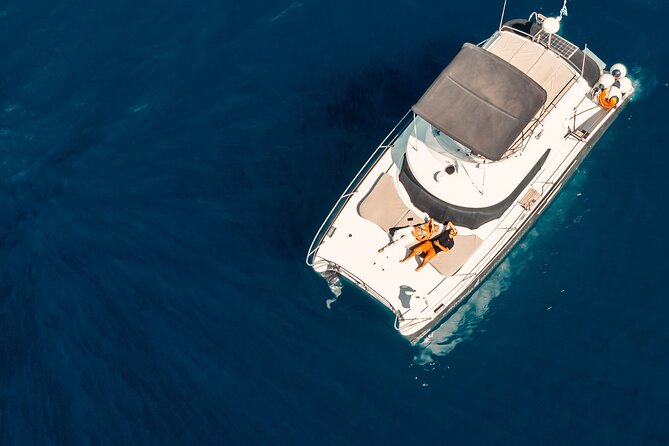 Private Caldera Cruise with Power Catamaran ENJOY incl. Meal & Drinks - Oia to the volcano and beaches: how the 3–5 hour rhythm works