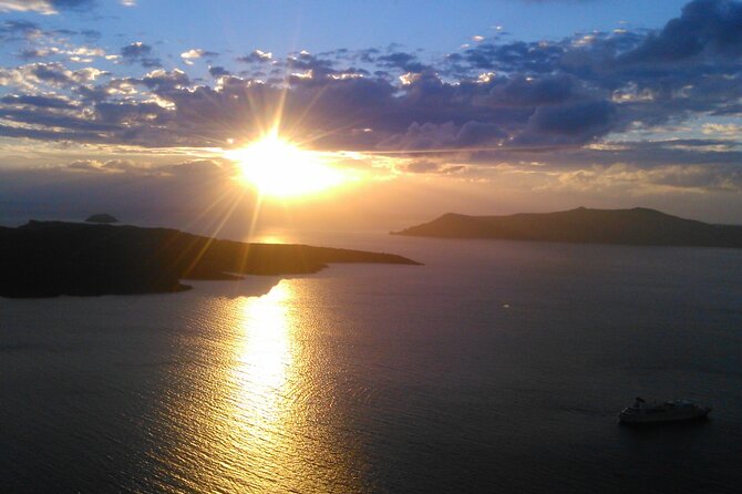 Private Half Day Guided Tour Visit to Santorini - Red Beach and Perissa Black Sand: two contrasts, two quick stops