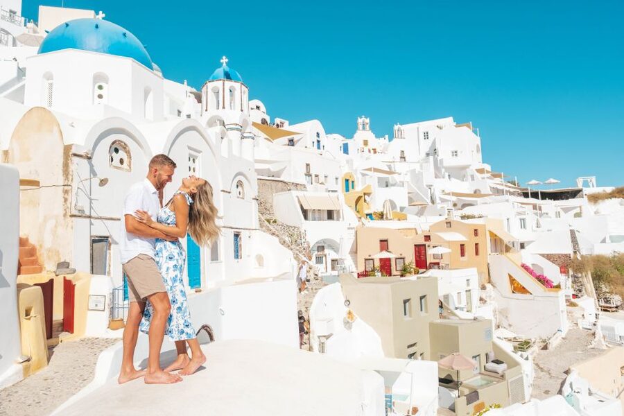 Proposal Photoshoot Santorini - Meeting in the center of Oia: keeping the timing smooth