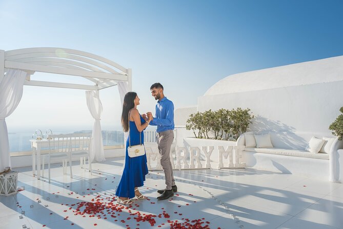 Proposal Photoshoot Santorini - The surprise plan: how the photographer stays hidden until YES
