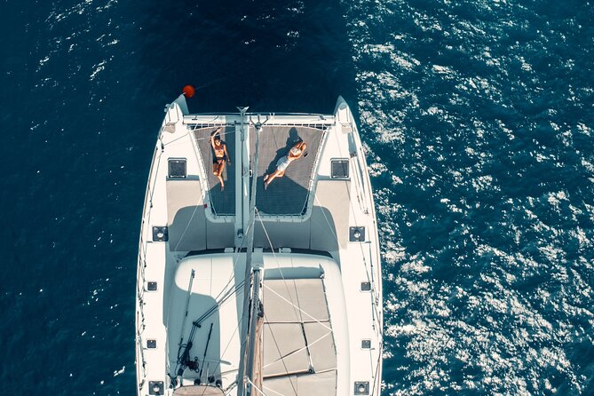 Romantic Sunset Catamaran Caldera Cruise incl. Meal & Drinks - Sunset sailing in Oia: why the last 10 minutes are the big moment