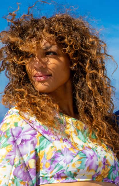 Santorini: 40-minute Photoshoot in Oia - The posing coaching is the real star