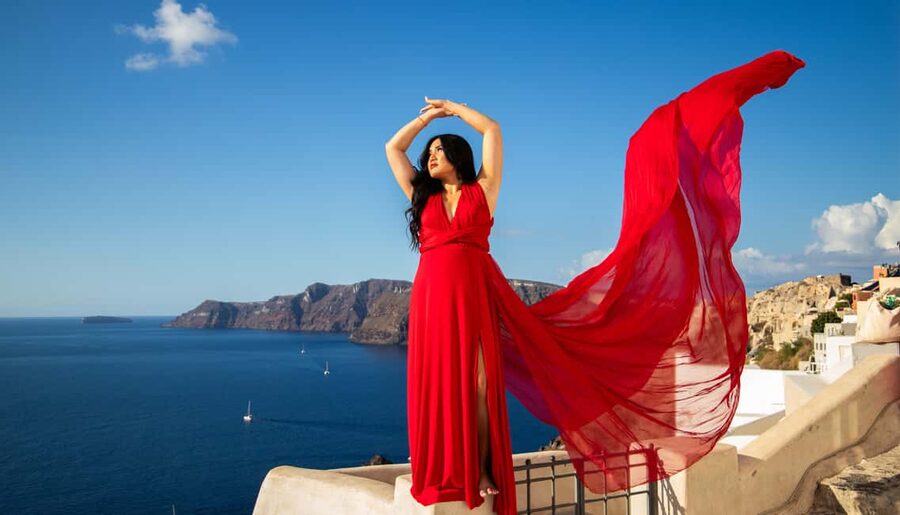 Santorini: 40-minute Photoshoot in Oia - “Photos from all of Santorini” in practice
