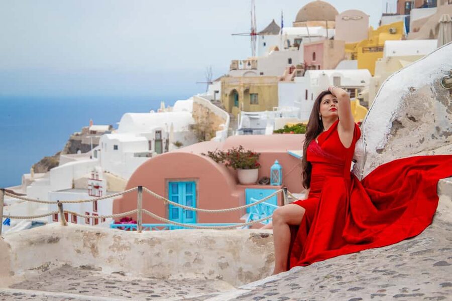 Santorini: 40-minute Photoshoot in Oia - Coffee and water at Foodini: a small but smart finish