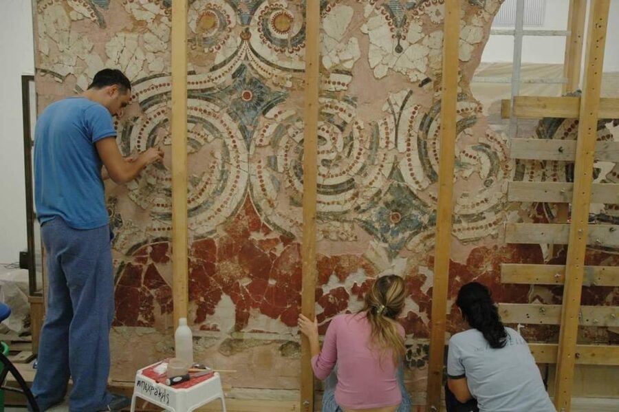 Santorini: Akrotiri Private Guided Tour with Hotel Pick-Up - Art and frescoes: seeing what’s missing
