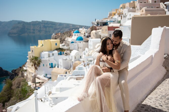 Santorini couple photoshoot with 50 edited photos! - Why a short couple session works so well in Oia