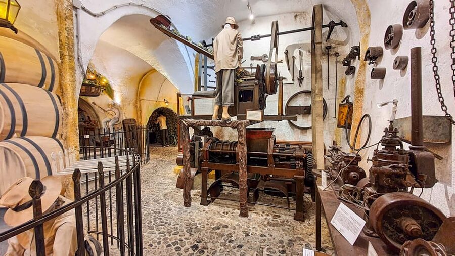 Santorini: Culture & Highlight Tour with Wine Tasting - Oia free time: pick your own pace, and choose your priorities