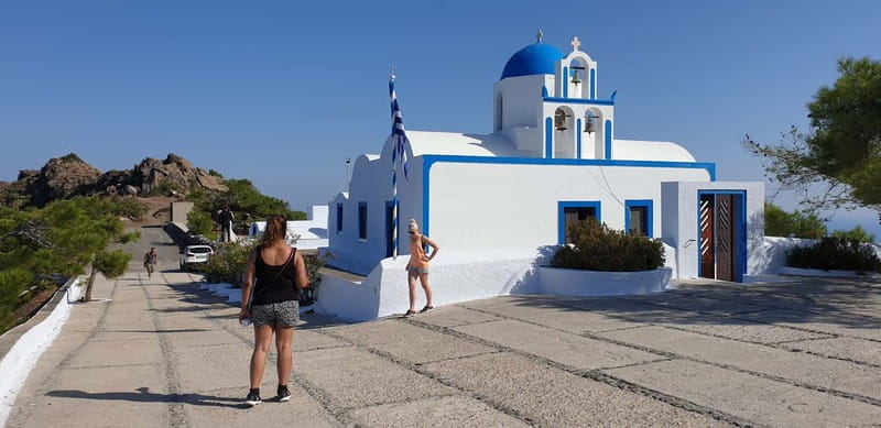 Santorini: Fira to Oia Caldera Hike with Guide - Oia: the final segment, the big views, and what you do after