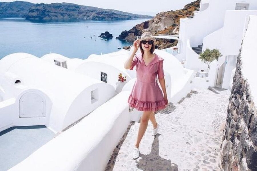 Santorini: Fira Town Walking Tour with Wine Tasting - Artisan moments: leather sandals, art galleries, and a quick donkey-road taste