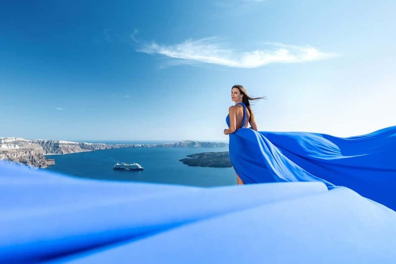 Santorini: Flying Dress Photo © Photoshoot "Express Package" - Why a Flying Dress Shoot Works in Imerovigli