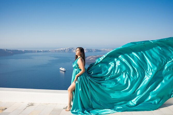 Santorini Flying Dress Private Luxury Tour Experience & Pick up - The photo package: 250 digital + 50 retouched, delivered in 14 days
