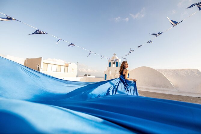 Santorini: Flying Dress Professional Photography <em>Dress Included</em> – Key things that make this photoshoot work’ /></p>
<ul>
<li><strong>Guided posing in real time</strong> so you’re not guessing what looks good</li>
<li><strong>Up to 3 villages</strong> on the longer option for multiple backdrops</li>
<li><strong>A professional team on location</strong> (including Jessica and her assistant team)</li>
<li><strong>Edited results fast enough to feel like a trip highlight</strong> (about 7–10 days)</li>
<li><strong>Short videos on the day</strong> using your phone, not just waiting for photo delivery</li>
</ul>
<h2 id="flying-dress-photography-in-santorini-what-the-magic-actually-means">Flying dress photography in Santorini: what the “magic” actually means</h2>
<p><img width="669" height="446" decoding="async" src=