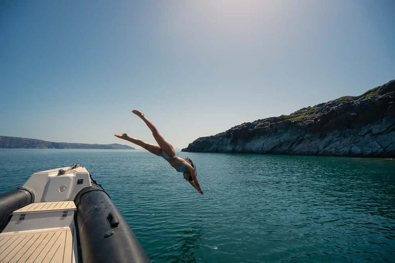 Santorini: half day exclusive speedboat cruise - Getting from Thera to the water: the A/C van plan
