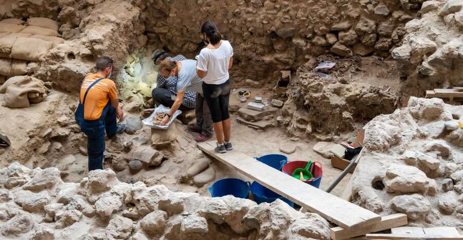 Santorini HISTORY & ARCHEOLOGY Tour (up to 8 guests) - The 5-hour flow: three stops, one organized half-day