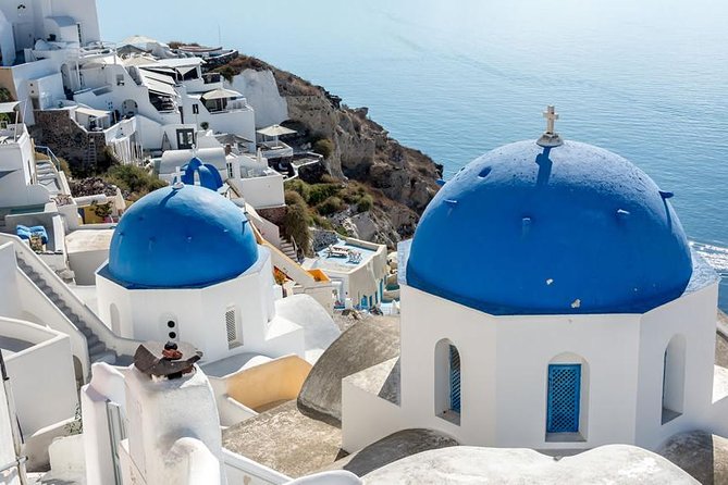 Santorini in 5 Hours: Oia, Traditional Villages, Black Beach - Starting at the cable car exit: the first bottleneck