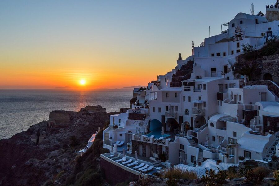 Santorini Island Bus Tour and Caldera Sunset Cruise - Palea Kameni Hot Springs Swim: Sulphur Water and Salt-Stained Fun