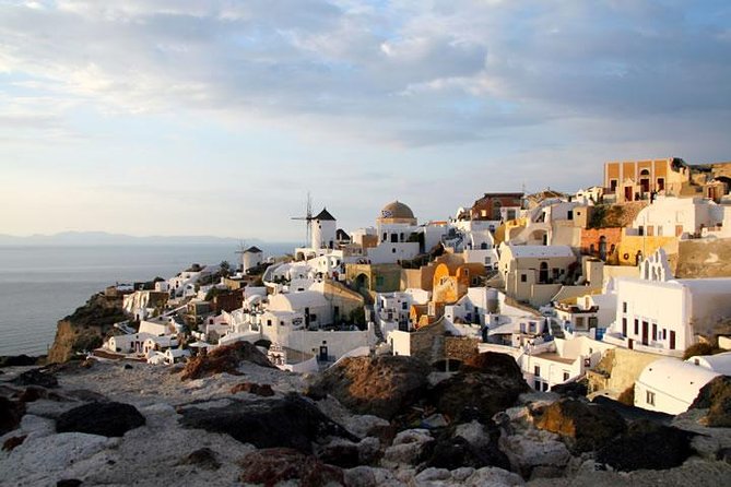 Santorini local private tour for small group - Stop 1: Oia’s cliff road and 90 minutes to wander
