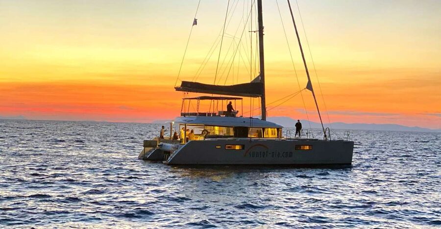 Santorini: Luxurious Catamaran Cruise with Meal & Open Bar - Leaving Oia Area Views Behind: The Caldera Moment You Can’t Recreate on Land