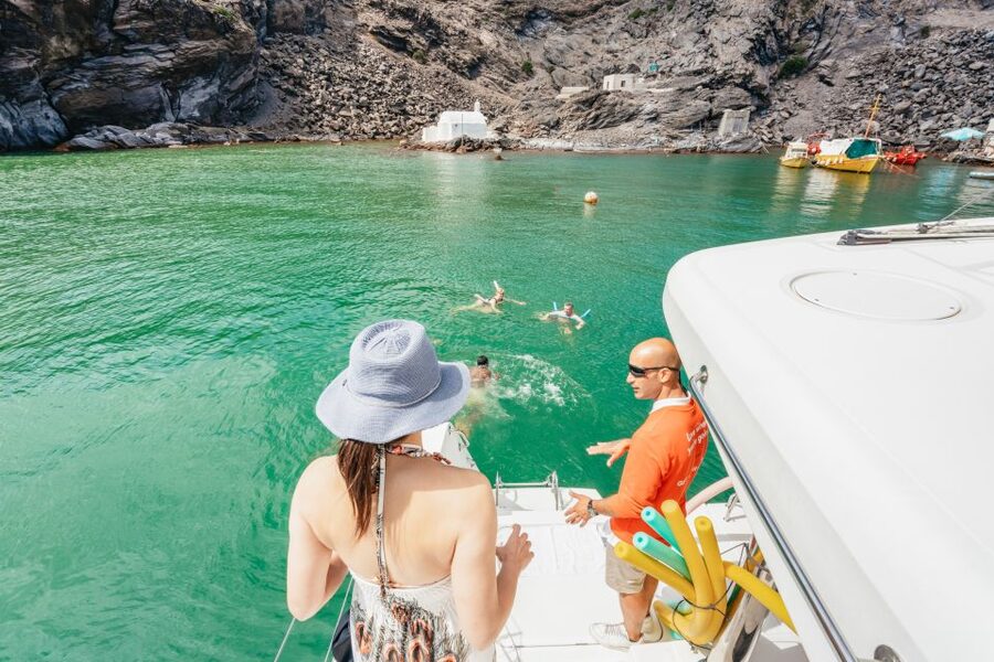 Santorini: Luxury Catamaran Day Trip with Meal and Open Bar - Past the volcano islands and toward Fira and Oia: the scenery route