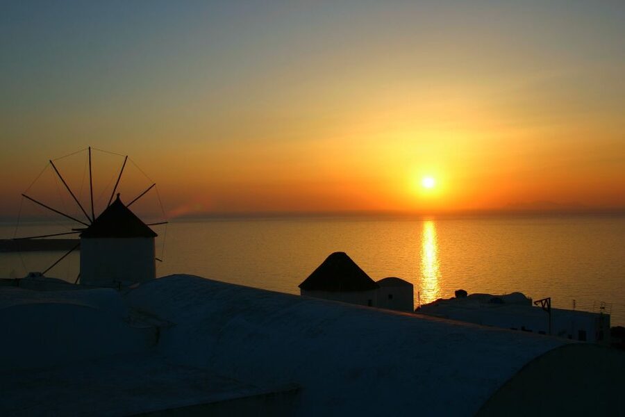 Santorini: Oia Cultural Highlights Sunset Walking Tour - Why the Late-Day Timing Matters in Oia