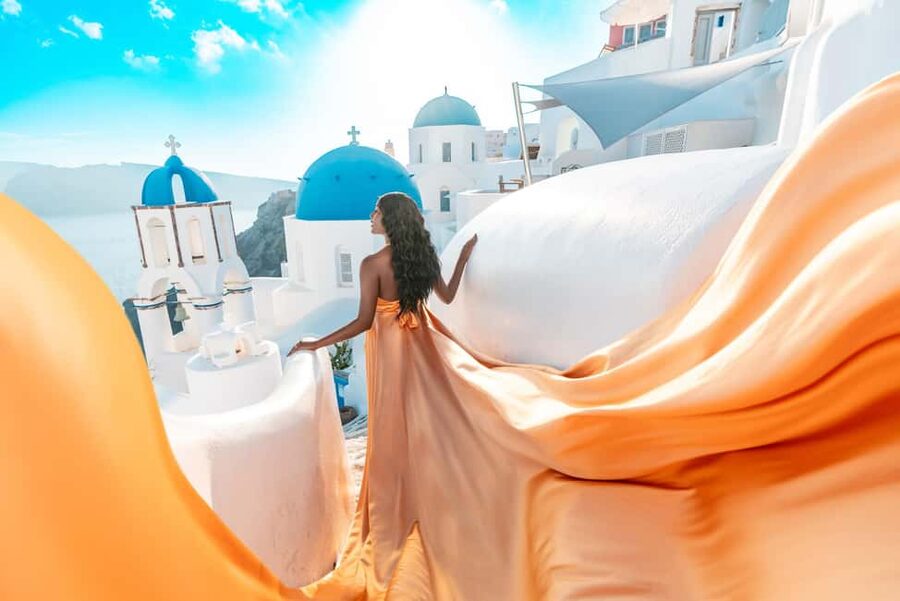 Santorini: Oia Flying Dress Photoshoot by SokoLOVE - 30 vs 60 minutes: choose based on how many shots you want