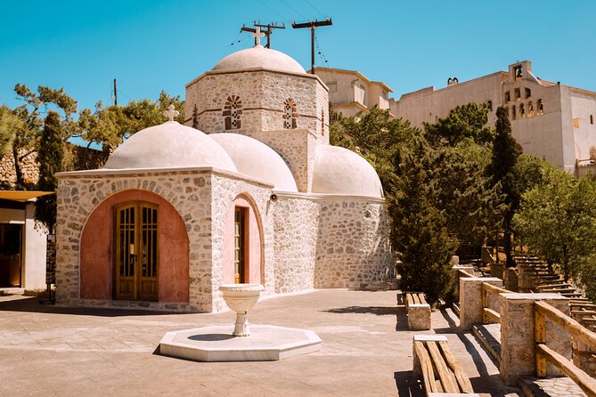 Santorini Panoramic Tour - Stop 1: Oia cliffside village (1 hour 30 minutes)